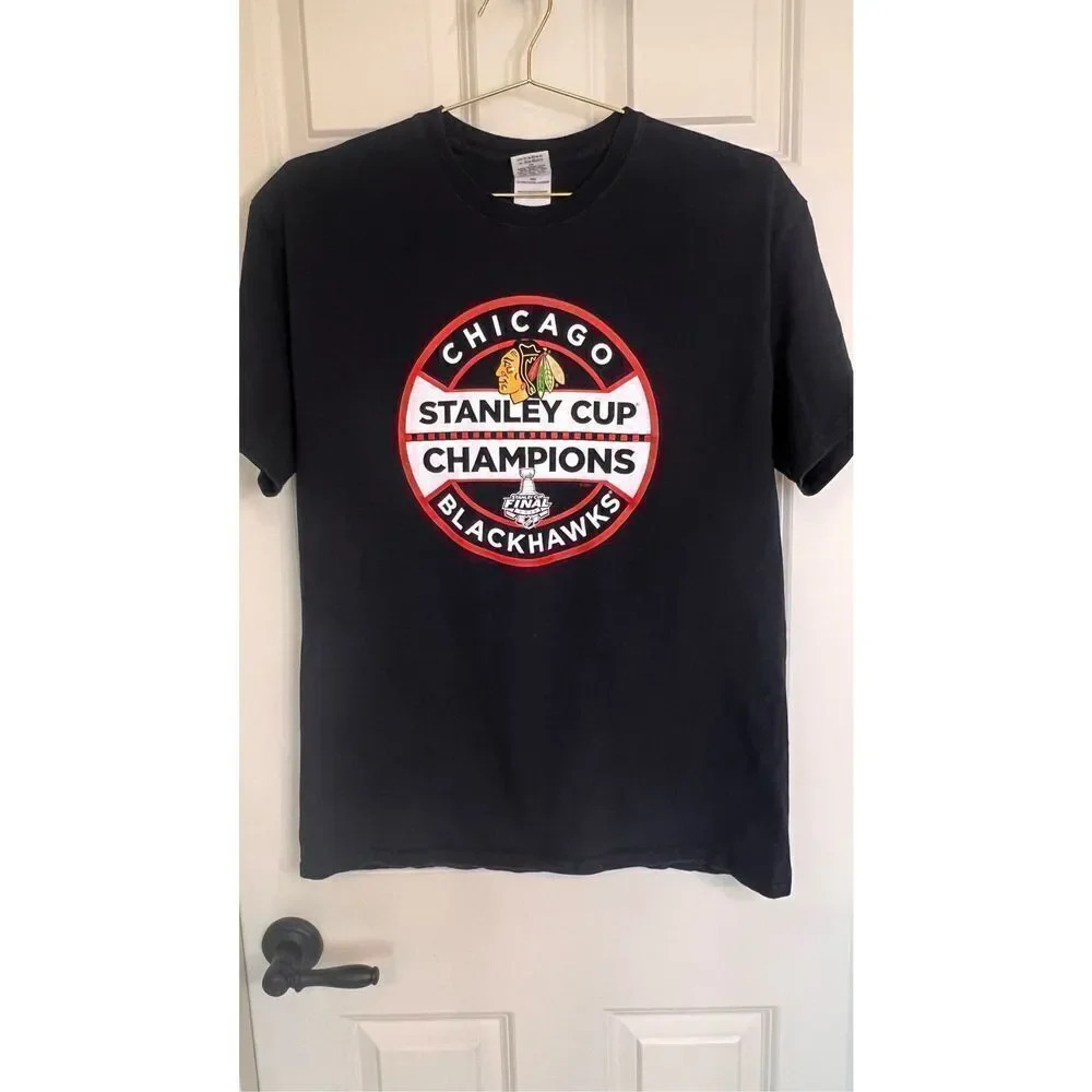 Gildan Men’s Large Chicago Blackhawks NHL Stanley Cup Champions Shirt